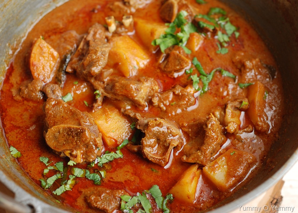 HOW TO MAKE AN INDIAN STYLE LAMB, POTATO AND AUBERGINE DHANSAK CURRY