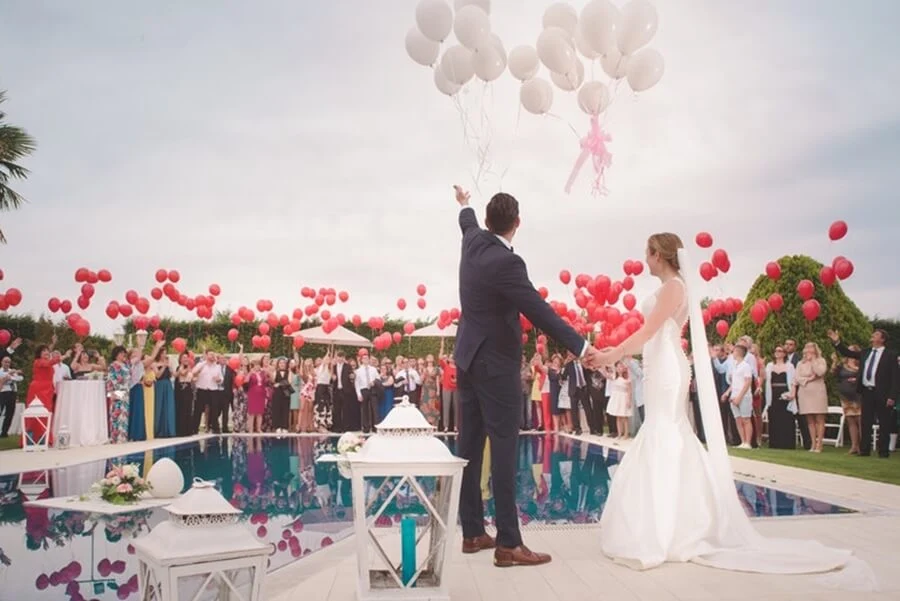balões no casamento vermelho e branco