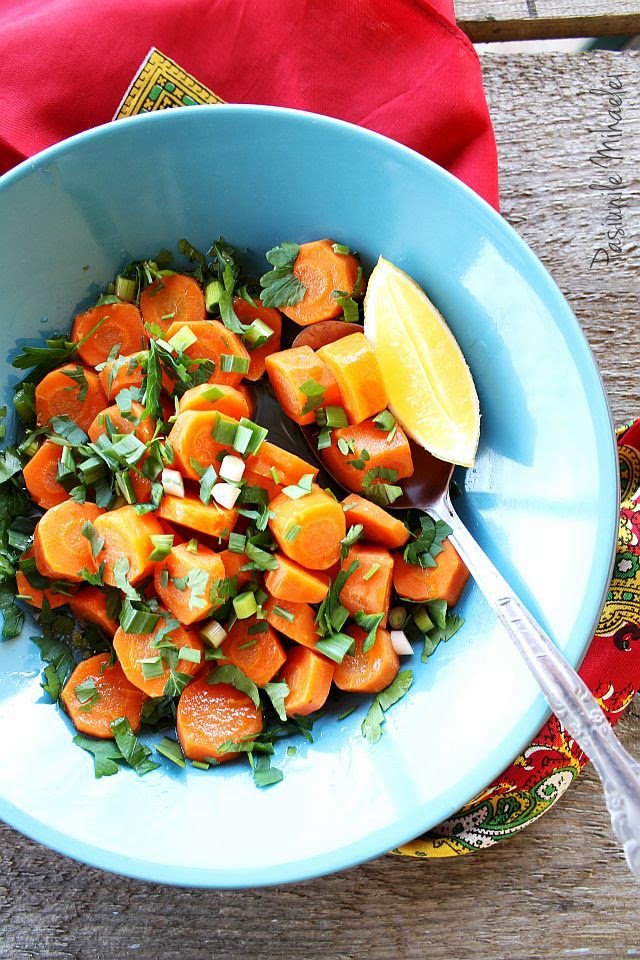 Salata aperitiv cu morcovi, verdeturi si usturoi 