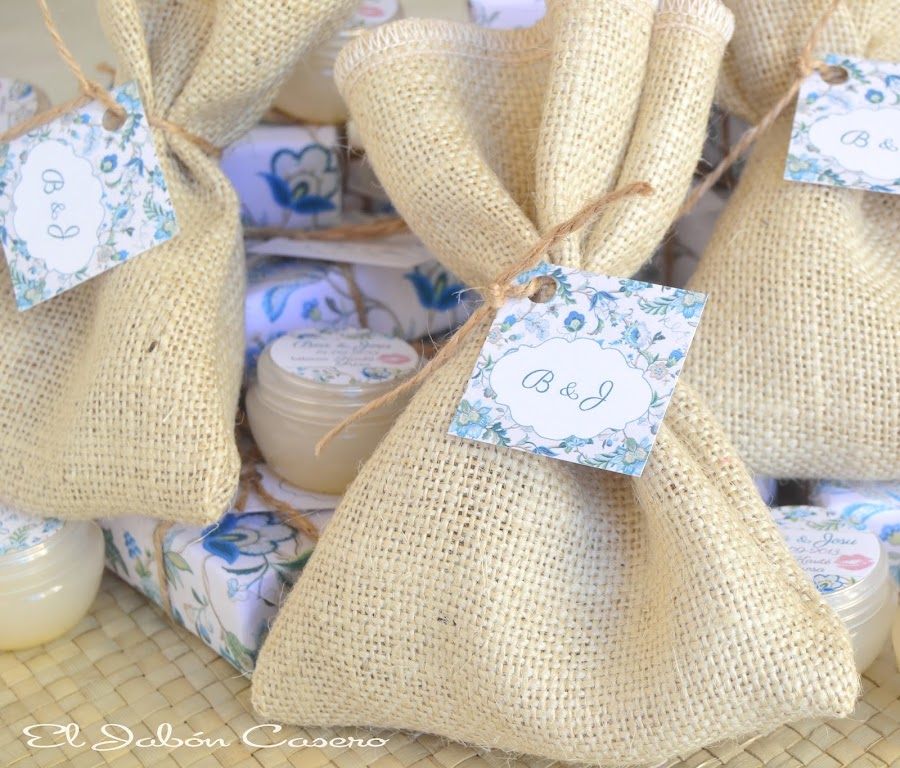 detalles de boda en azul saquitos con jabones y balsamos