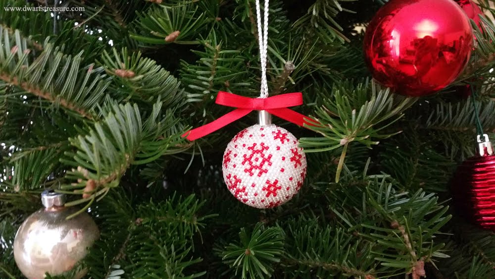 White & Red X-mas ornaments