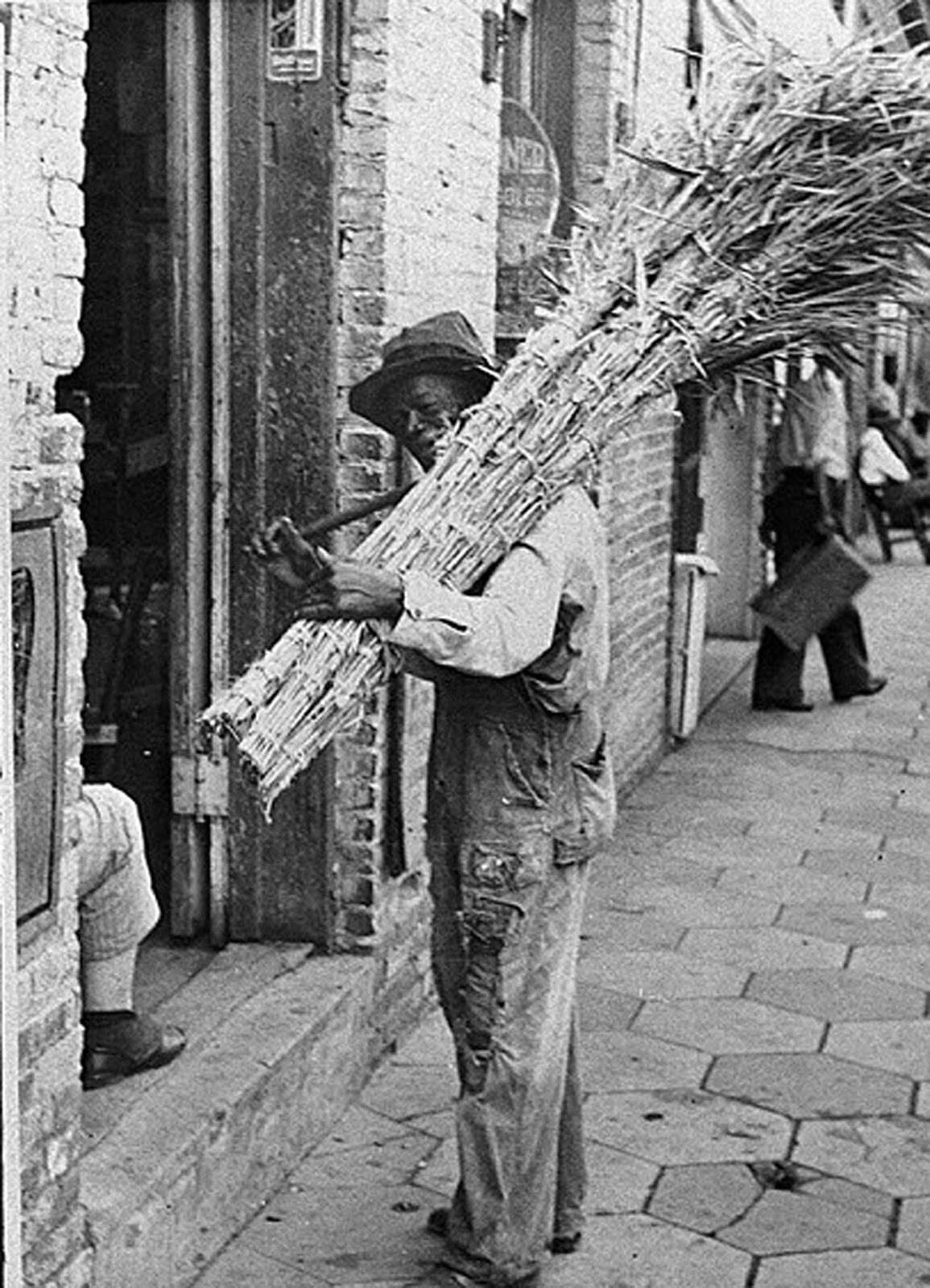 IMAGES OF OUR PAST STRAW BROOM SALESMAN DUBLIN, CA. 1940S