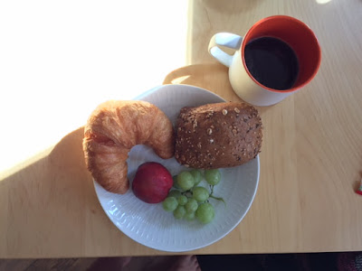 Frühstücksteller mit Croissant und Obst
