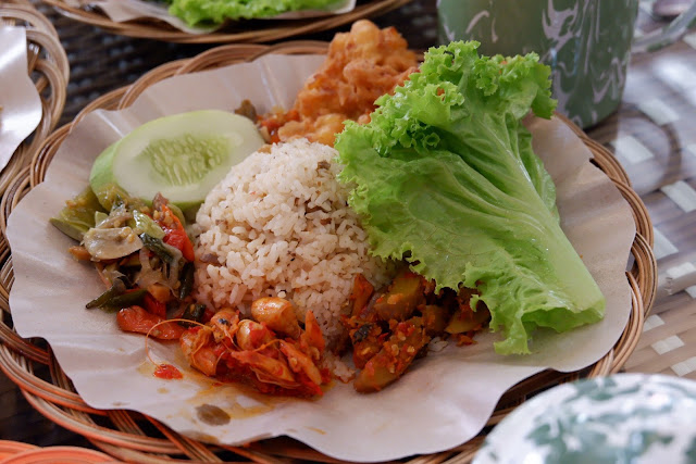 makan di warteg kekinian bakoel ussy harga terjangkau