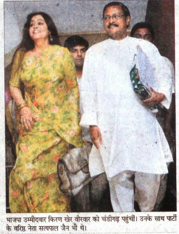 भाजपा उम्मीदवार किरण खेर वीरवार को चंडीगढ़ पहुंची । उनके साथ पार्टी के वरिष्ठ नेता सत्य पाल जैन भी थे