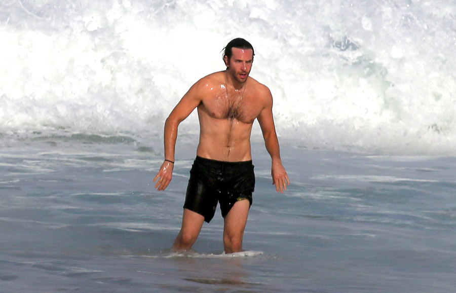 BRADLEY COOPER terlihat bertelanjang dada saat bermain di pantai Rio De Jan...