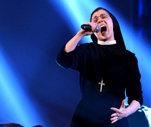 freira cantando no concurso