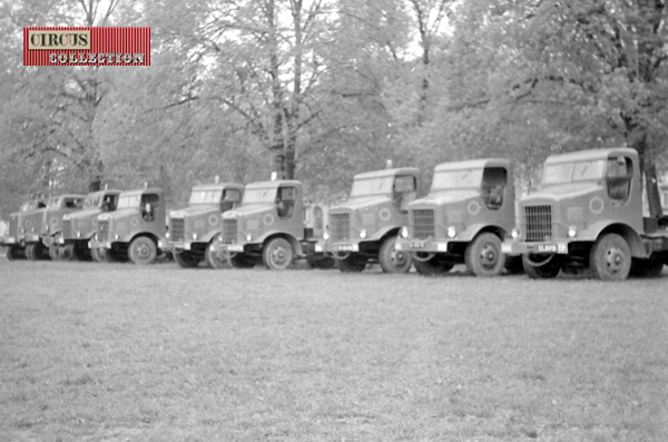 les camions du cirque parqués en ligne 