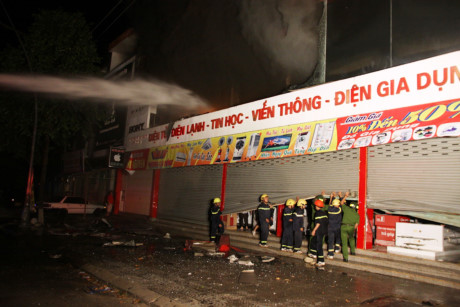 Chay sieu thi dien may lon bac nhat tinh Quang Tri - Anh 4