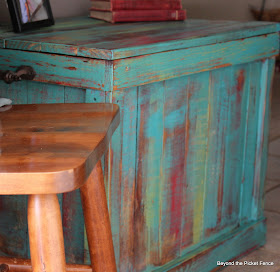 pallet furniture, trunk, storage, paint, rustic furniture, Beyond The Picket Fence, http://bec4-beyondthepicketfence.blogspot.com/2013/03/pallet-chest.html