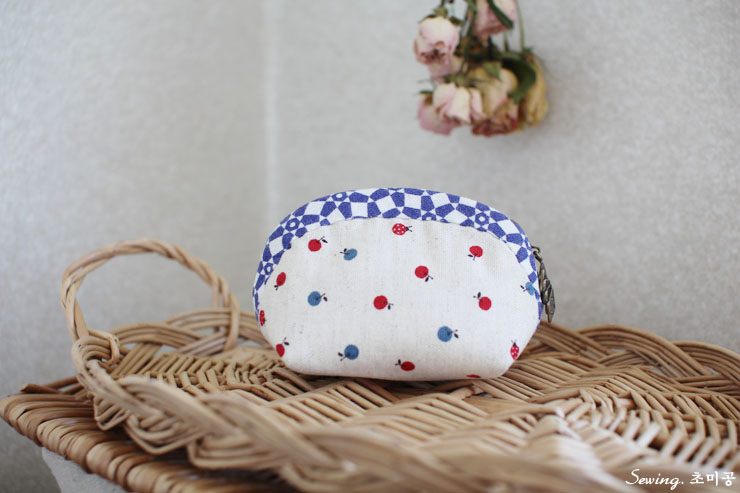Rounded Zipper Pouch - Sewing Pattern & Tutorial; case,  coin purse, DIY