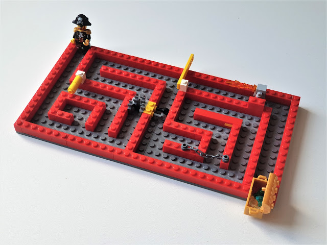 kreatywne zabawy z klockami Lego, labirynt zamek lego