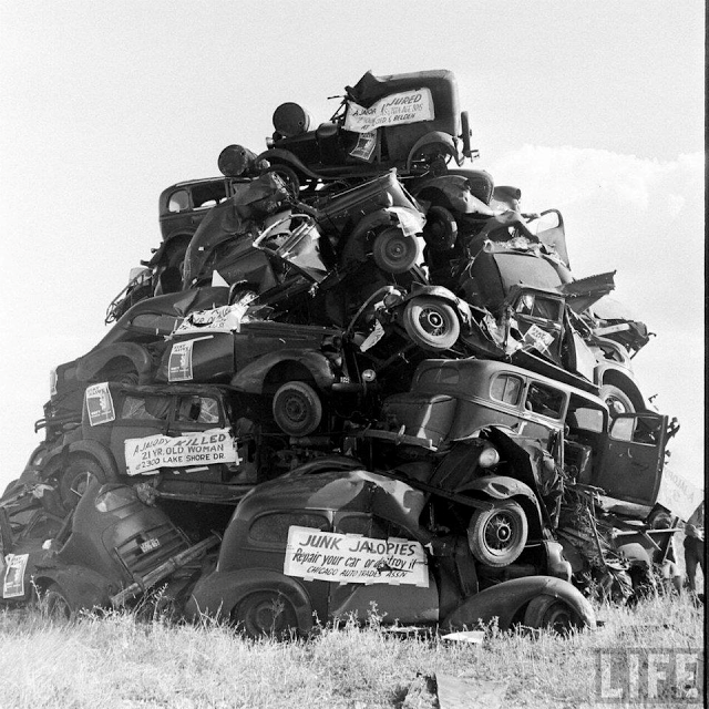 50 Vintage Photos of Classic Car Salvage Yards and Wrecks ...
