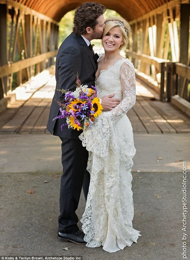 Kelly Clarkson e Brandon Blackstock: casamento romântico no campo - Noiva com Classe