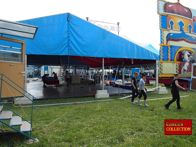 montage de la tente  du buffet du Circus Krone, 2012