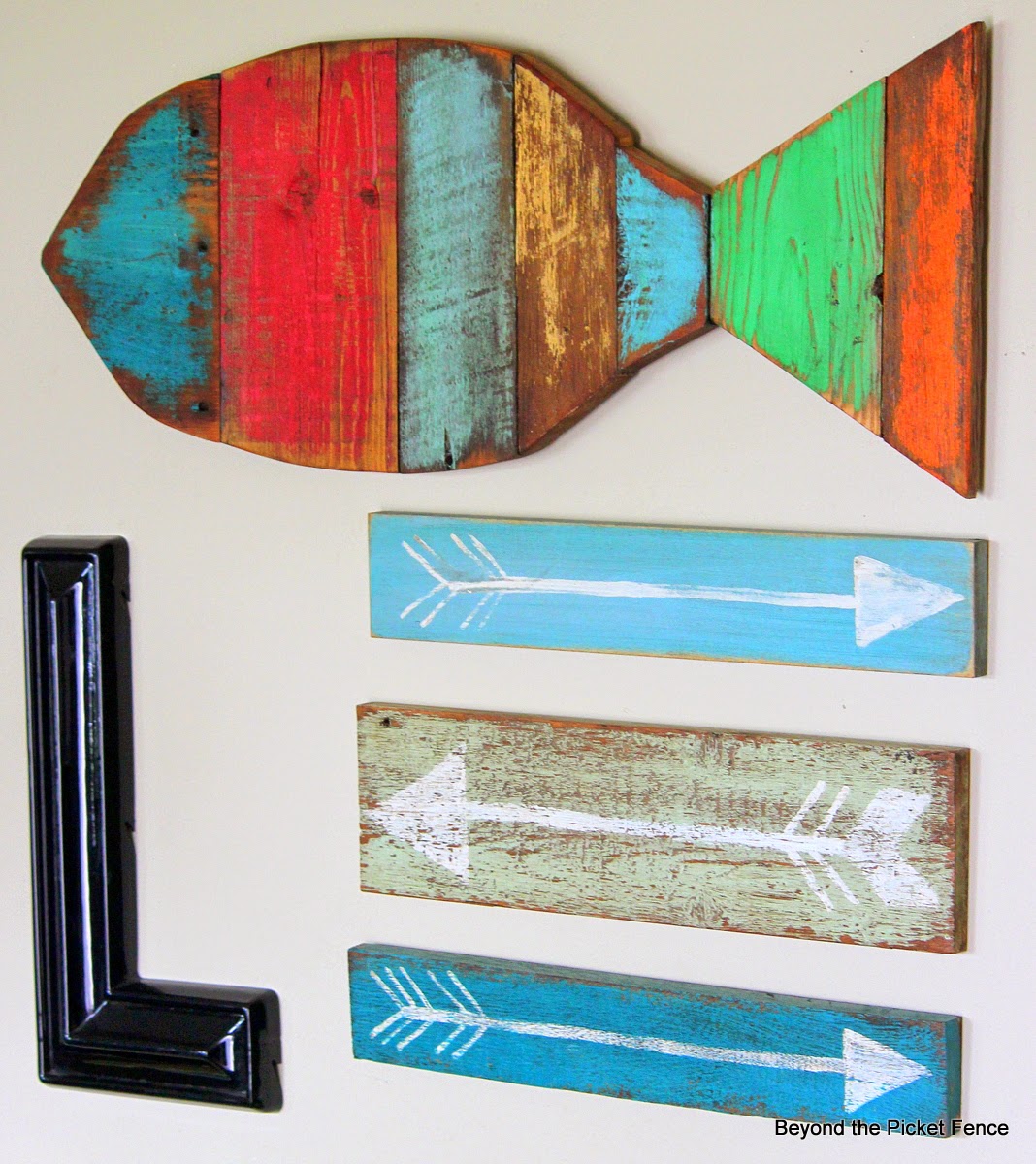 reclaimed salvaged scrap wood fish art http://bec4-beyondthepicketfence.blogspot.com/2014/06/here-fishy-fishy-fishy.html
