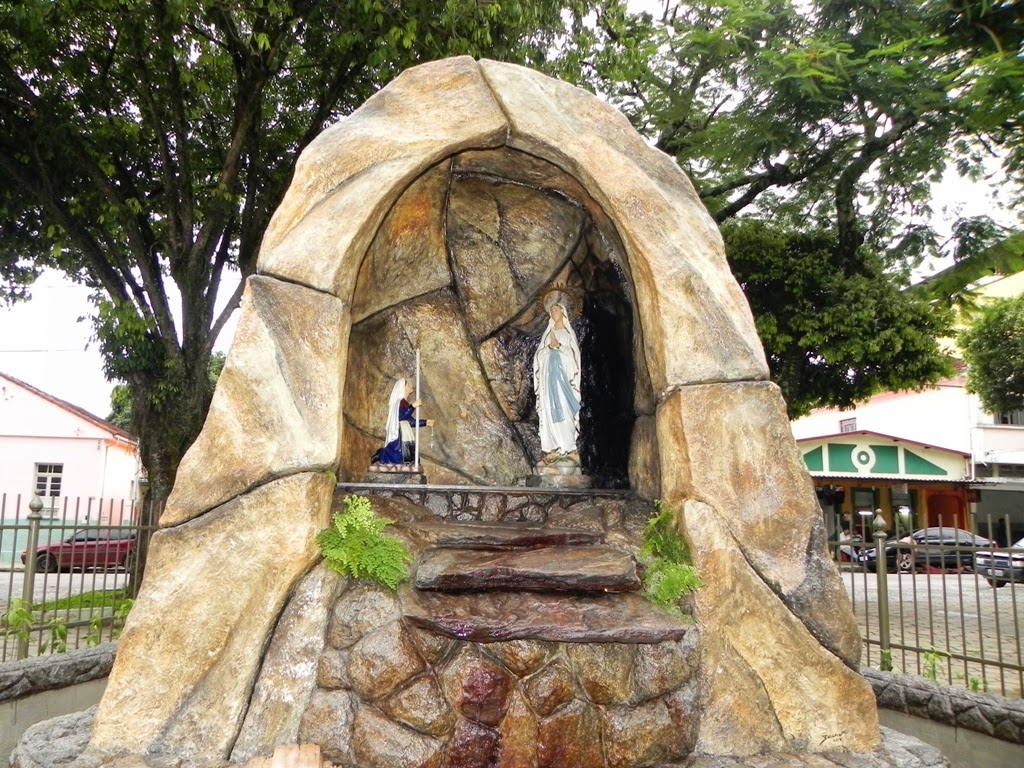 Bicas MG Brasil * GRUTA DE NOSSA SENHORA DE LOURDES, NA PRAÇA SÃO JOSÉ. UMA BELA HISTÓRIA! Bicas MG Brasil * GRUTA DE NOSSA SENHORA DE LOURDES, NA PRAÇA SÃO JOSÉ. UMA BELA HISTÓRIA!