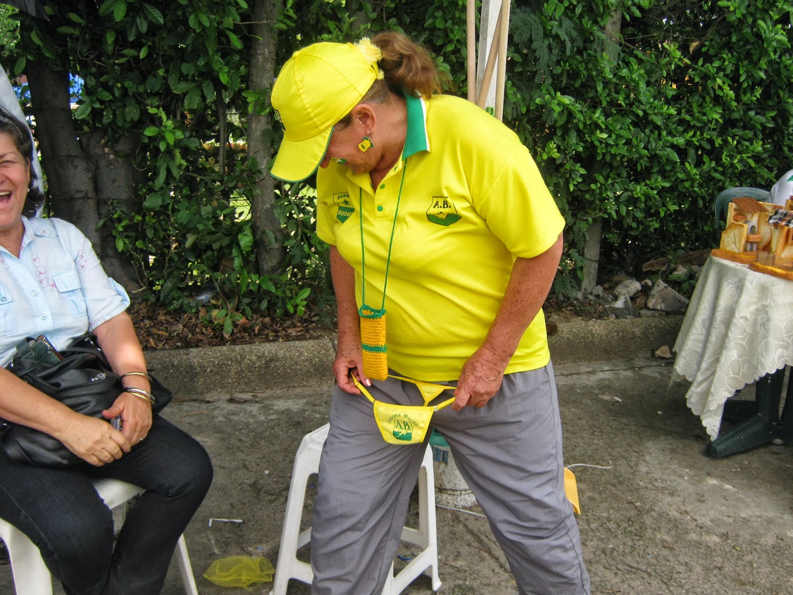 ATLETICO BUCARAMANGA : LA POPULAR "CUCHI BARBIE" HINCHA DEL ATLETICO