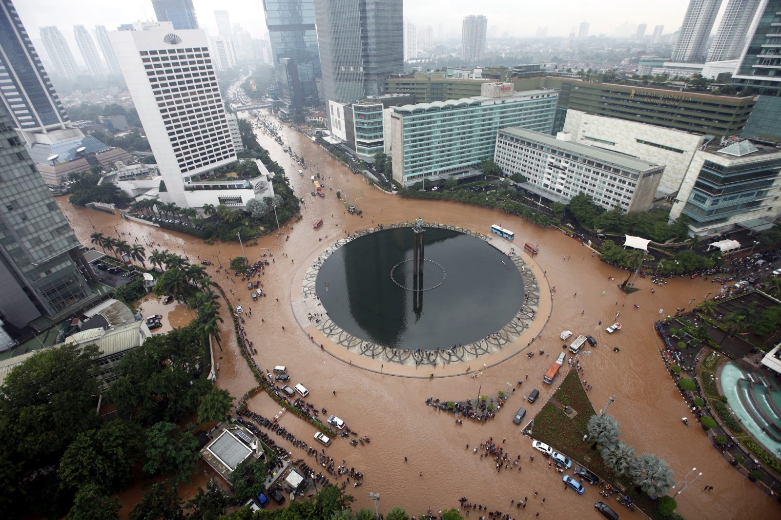 INDONESIA'S URBAN STUDIES: Jakarta annual flooding in January 2013
