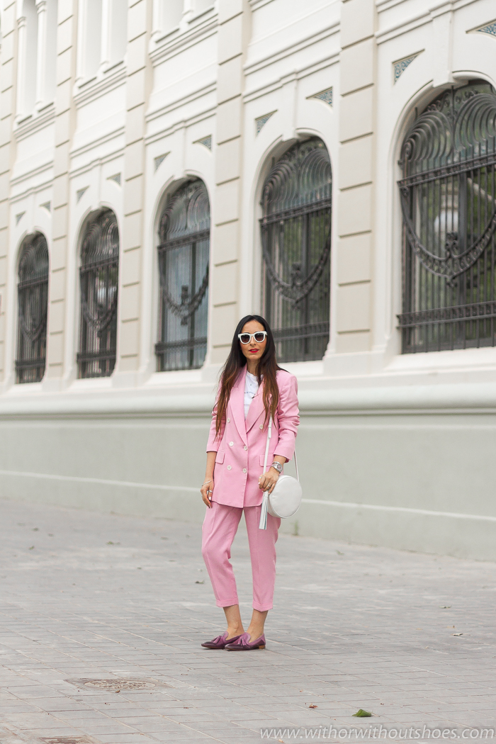 tendencias streetstyle Influencer blogger valencia con look urban chic comodo estiloso traje rosa y mocasines Fratelli Rossetti