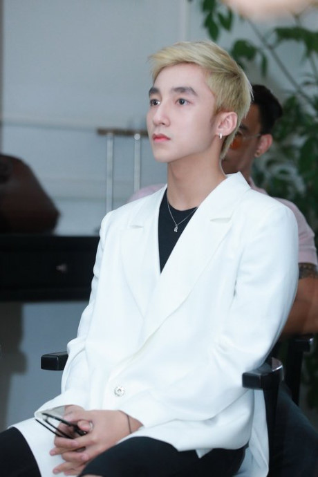 Son Tung dep nhu nam than tai Thu do - Anh 5