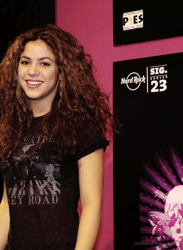 Shakira Y Mas: Scan HQ: Biografia de Shakira "Asi Es Su Vida"