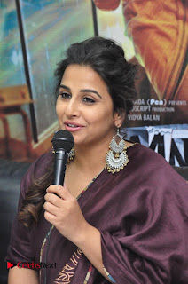 Bollywood Actress Vidya Balan Launches Daewoo nd at Yes Mart  0008