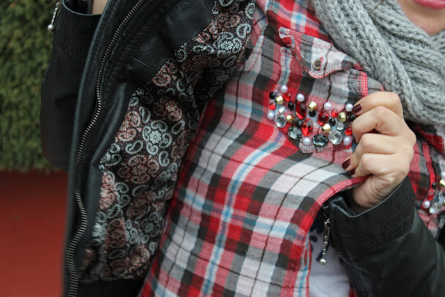 Customizar camisa de cuadros con abalorios y tachuelas 02