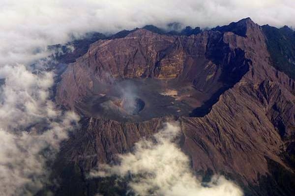 5 Gunung Indonesia Paling Berbahaya Untuk Didaki 
