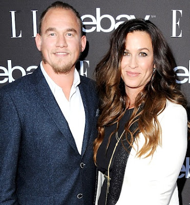 Alanis Morissette y Mario Treadaway Foto de Alanis Morissette junto a su pareja