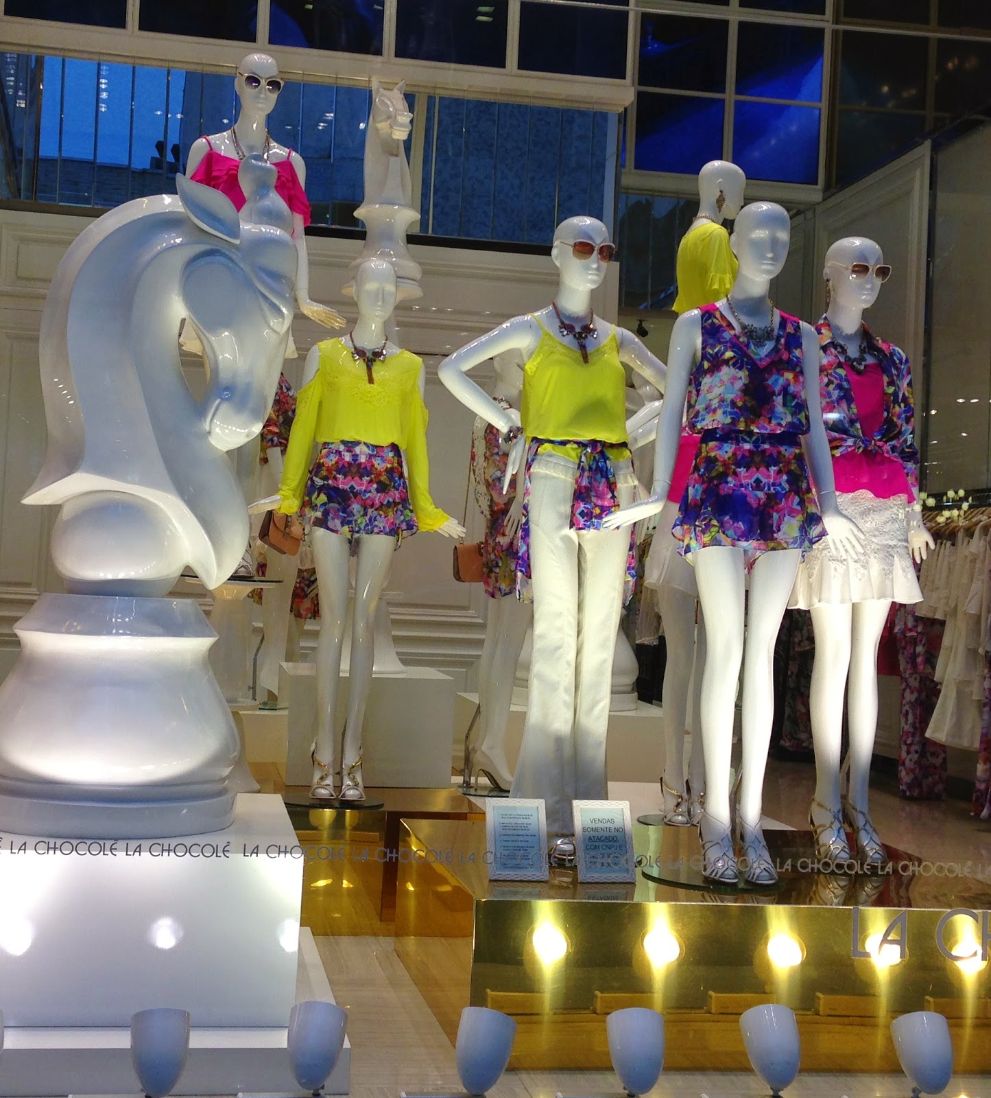 VITRINES E TENDÊNCIAS PRIMAVERAVERÃO 2015 Xênia