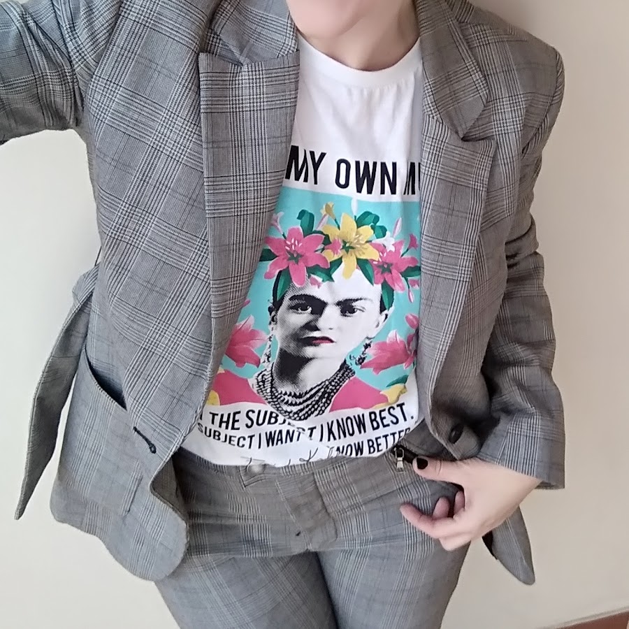Camiseta Frida y traje cuadros