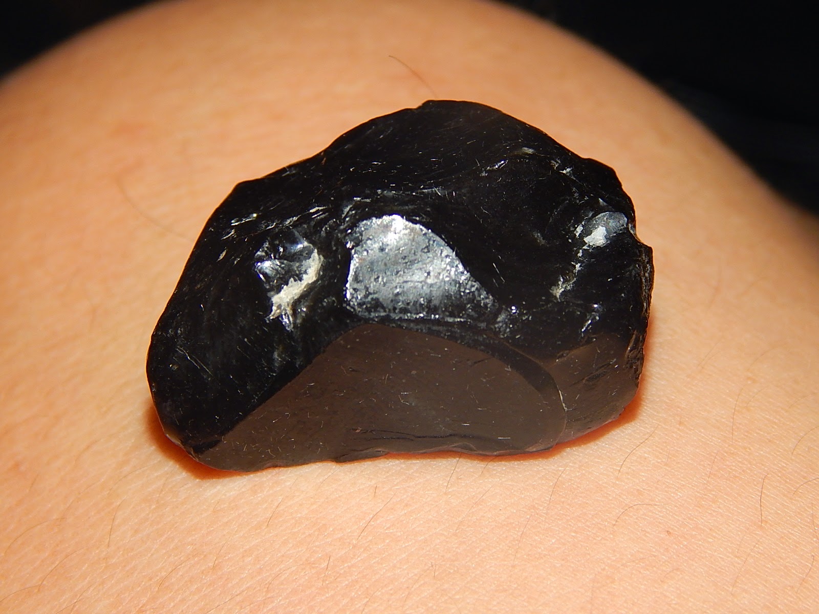 Виды черного. Серендибит камень минерал черный. Метеоритный карбонадо. Карбонадо минерал. Голубой серендибит.