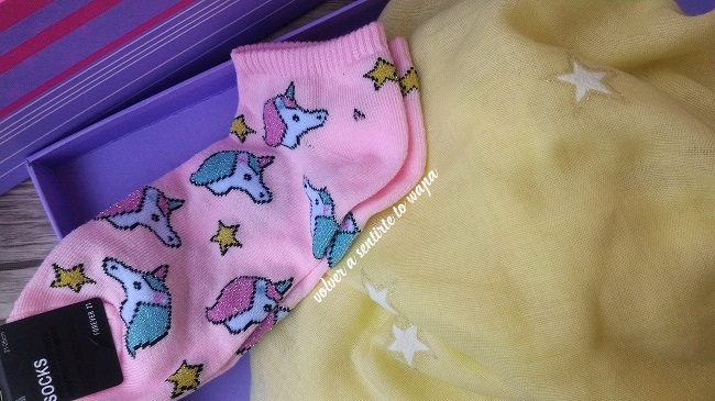 Calcetines de Unicornios de Forever21 & Pañuelo amarillo de estrellas