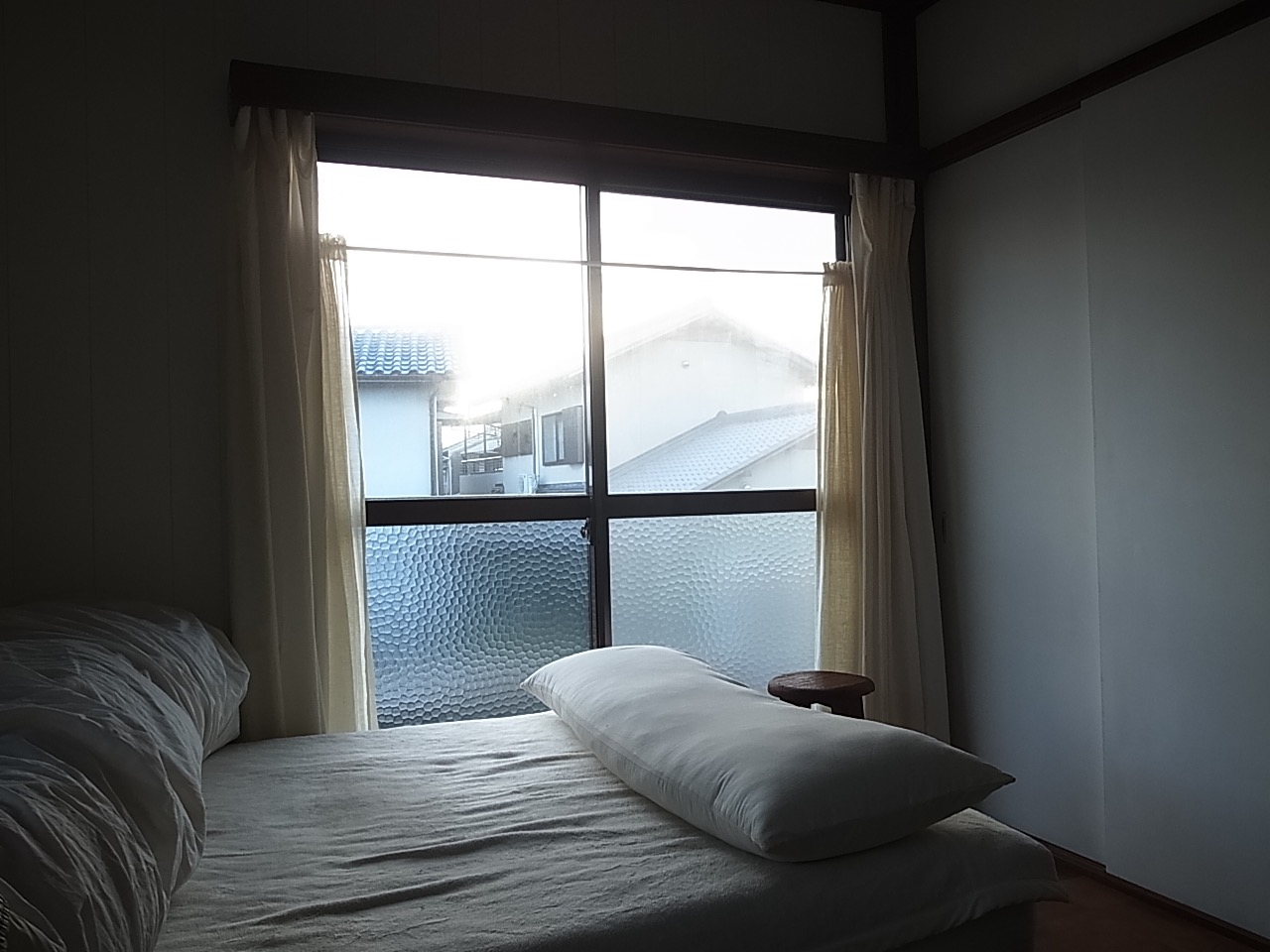 冬の窓に断熱シートを貼った人｜merrymade