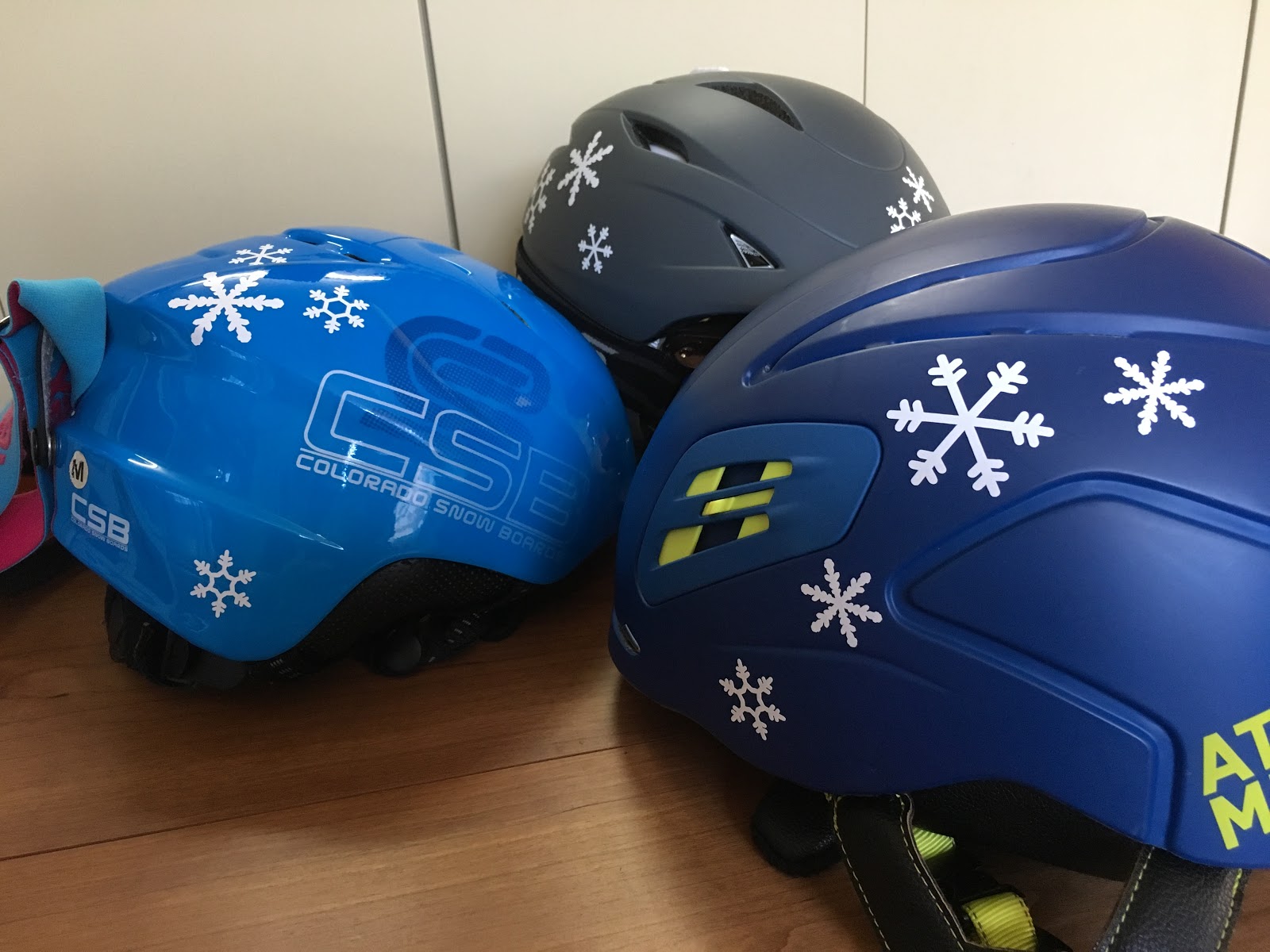 プリントtシャツ カッティングステッカー Pscraft スキー用 スノーボード用 ヘルメットに雪の結晶ステッカー貼って頂きました