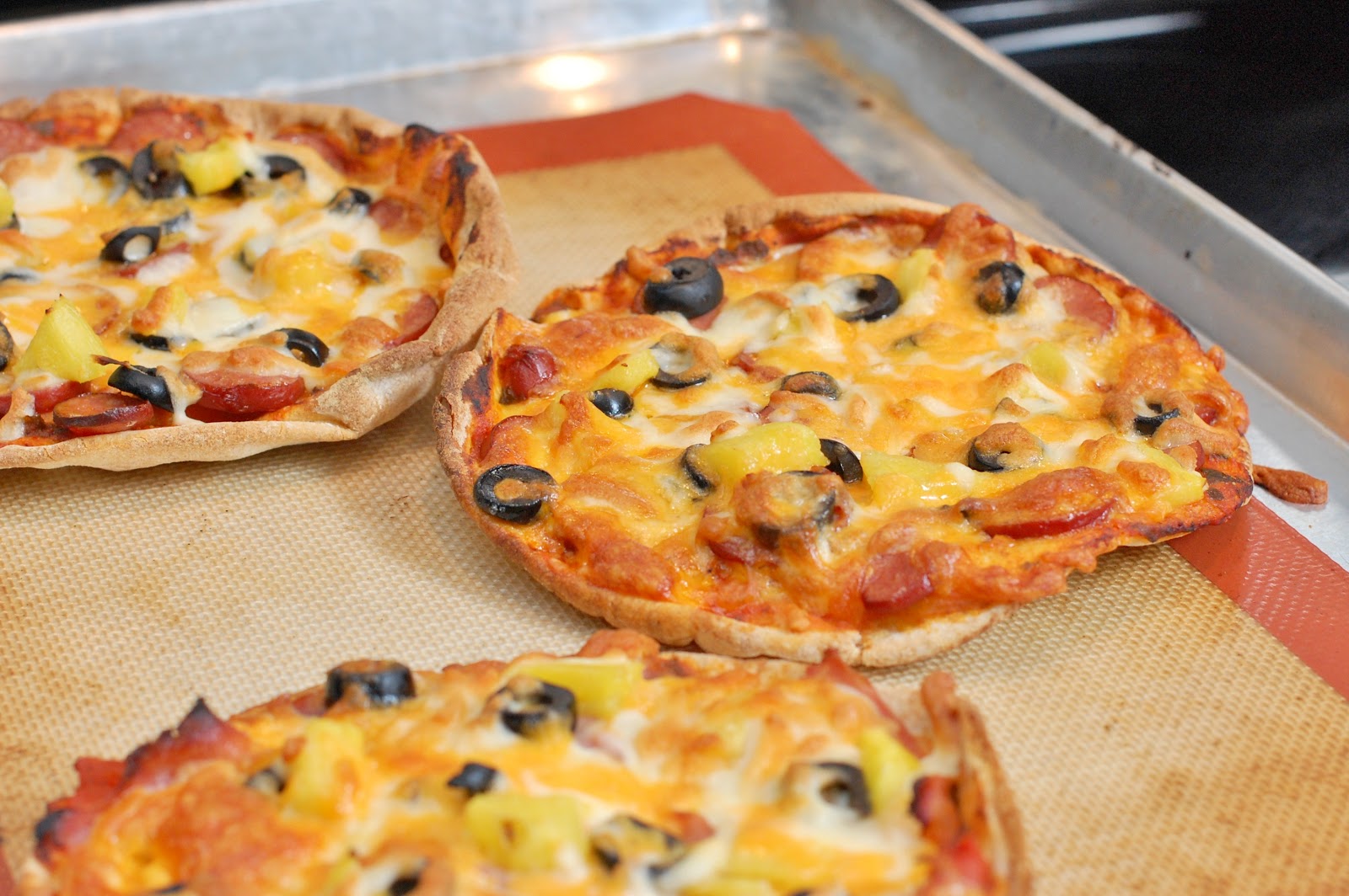 In Michelle's Kitchen Easy Pita Pizzas