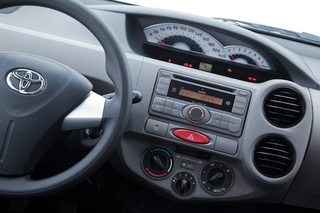 Toyota Etios Hatch - interior