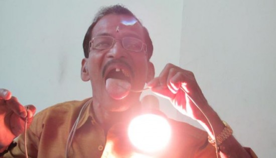 رجل هندى يمتلك مناعة ضد الكهرباء "راج موهان ناير" - "Raj Mohan Nair "