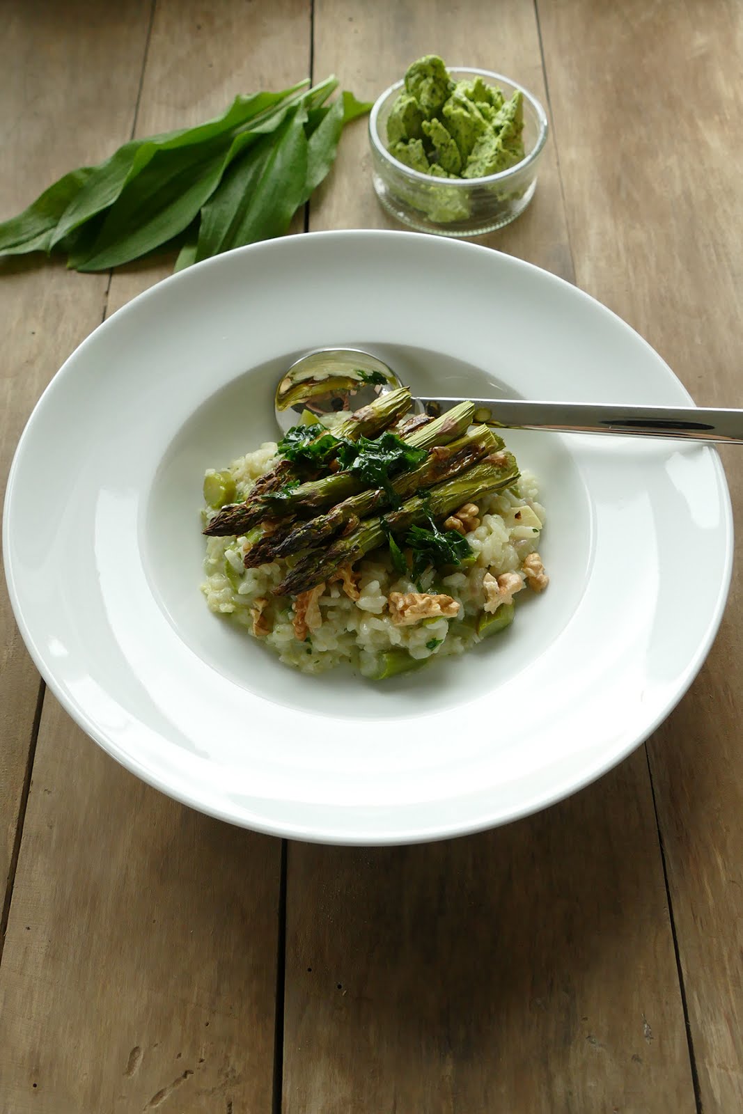 Saisonale Küche - Spargelrisotto mit Bärlauch und Walnüssen