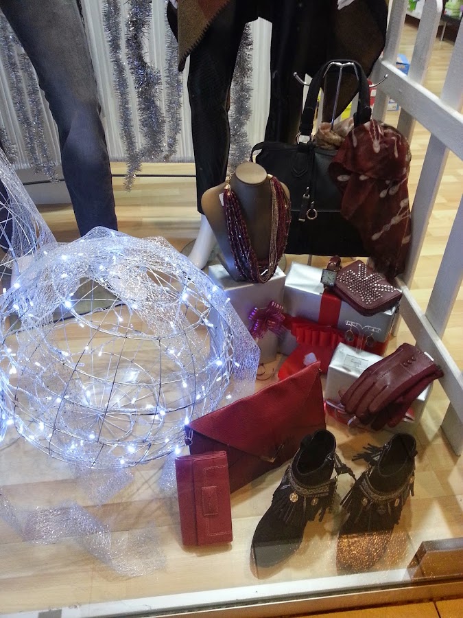 escaparate navideño elegante y sofisticado con bolas luminosas detalle bodegon