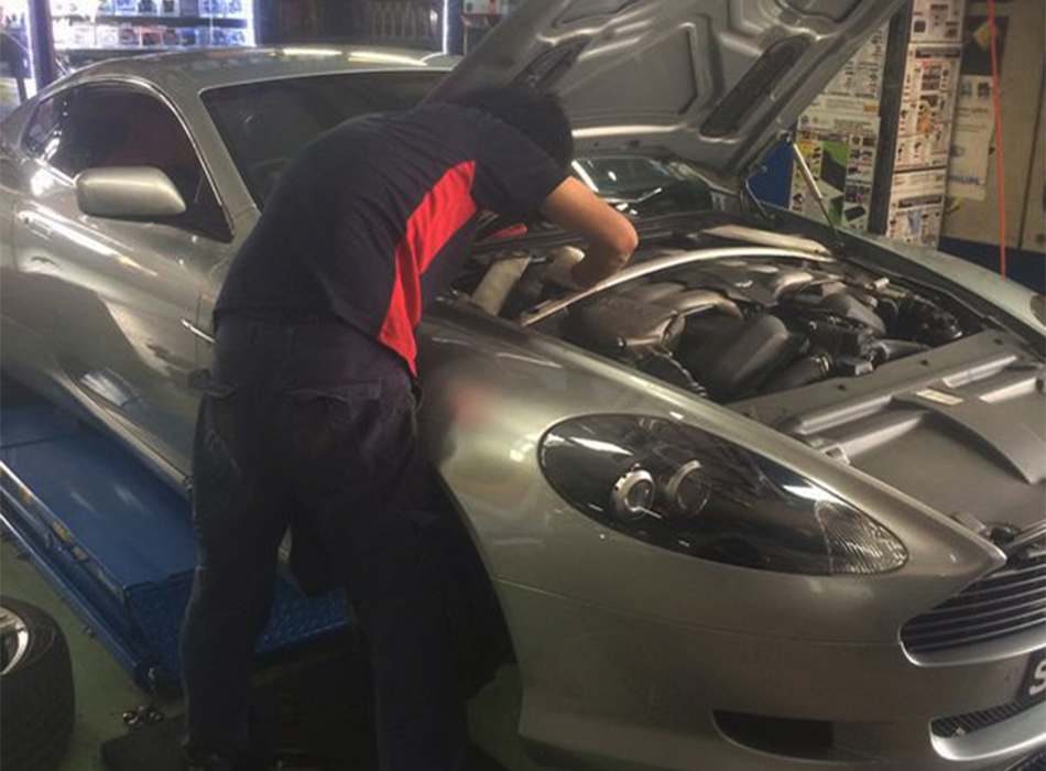 Vaune Phan: Merlin Motor Works : Chancing Upon An Honest Car Workshop