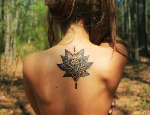 Vemos a una mujer tatuda con tatuajes sexys