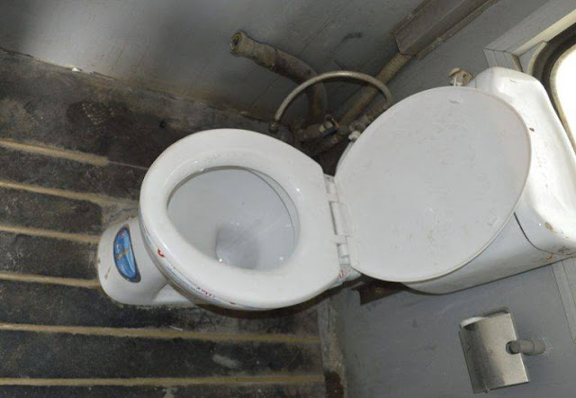 Tổng công ty Đường sắt  Việt Nam làm nhà vệ sinh 168 tỷ trên tàu rồi “vứt sọt rác”