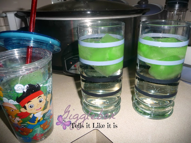 a delicious drink for St Patrick's Day, family friendly St Patrick's Day drink, lemon-lime kool-aid ice cubes in Sprite, St Patrick's Day, 