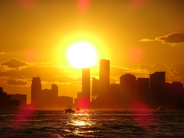 Bellísima puesta de sol desde South Point Park en South Beach Miami