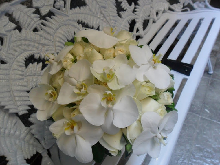 Bouquet de noiva com rosas brancas, mini rosas brancas e orquídea branca.