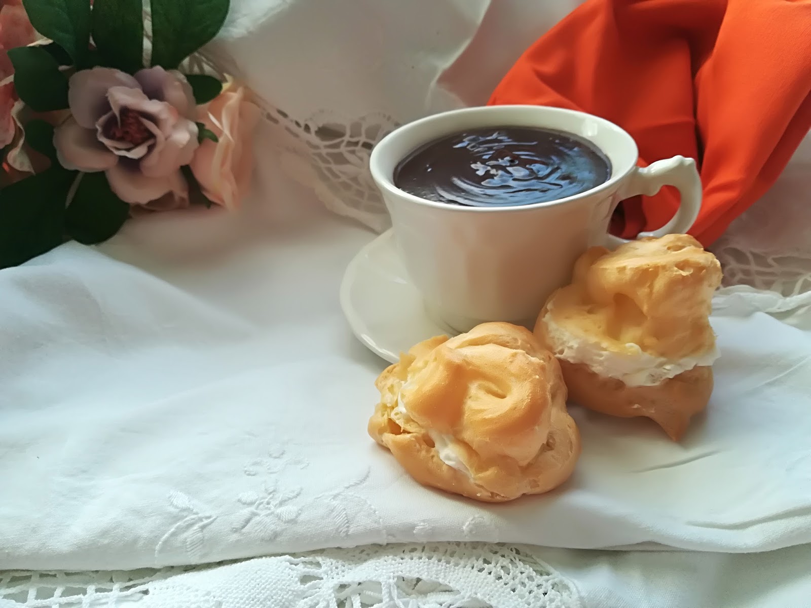 Sal&Chocolate Chocolate a la taza con profiteroles Sal&Chocolate Chocolate a la taza con profiteroles