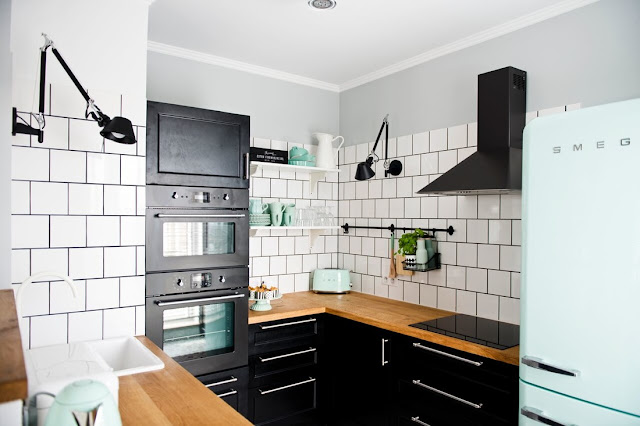 Decoração Jovem de pequeno apto em preto, branco e verde menta. Blog Achados de Decoração