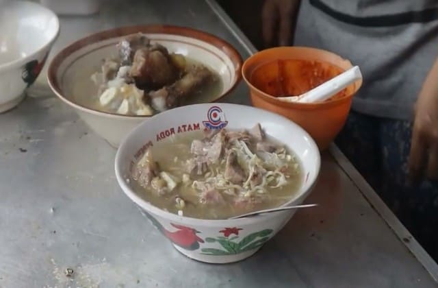 Kuliner soto yang wajib diicip-icip di Jogja yaitu Soto Tengklengnya Pak Marno